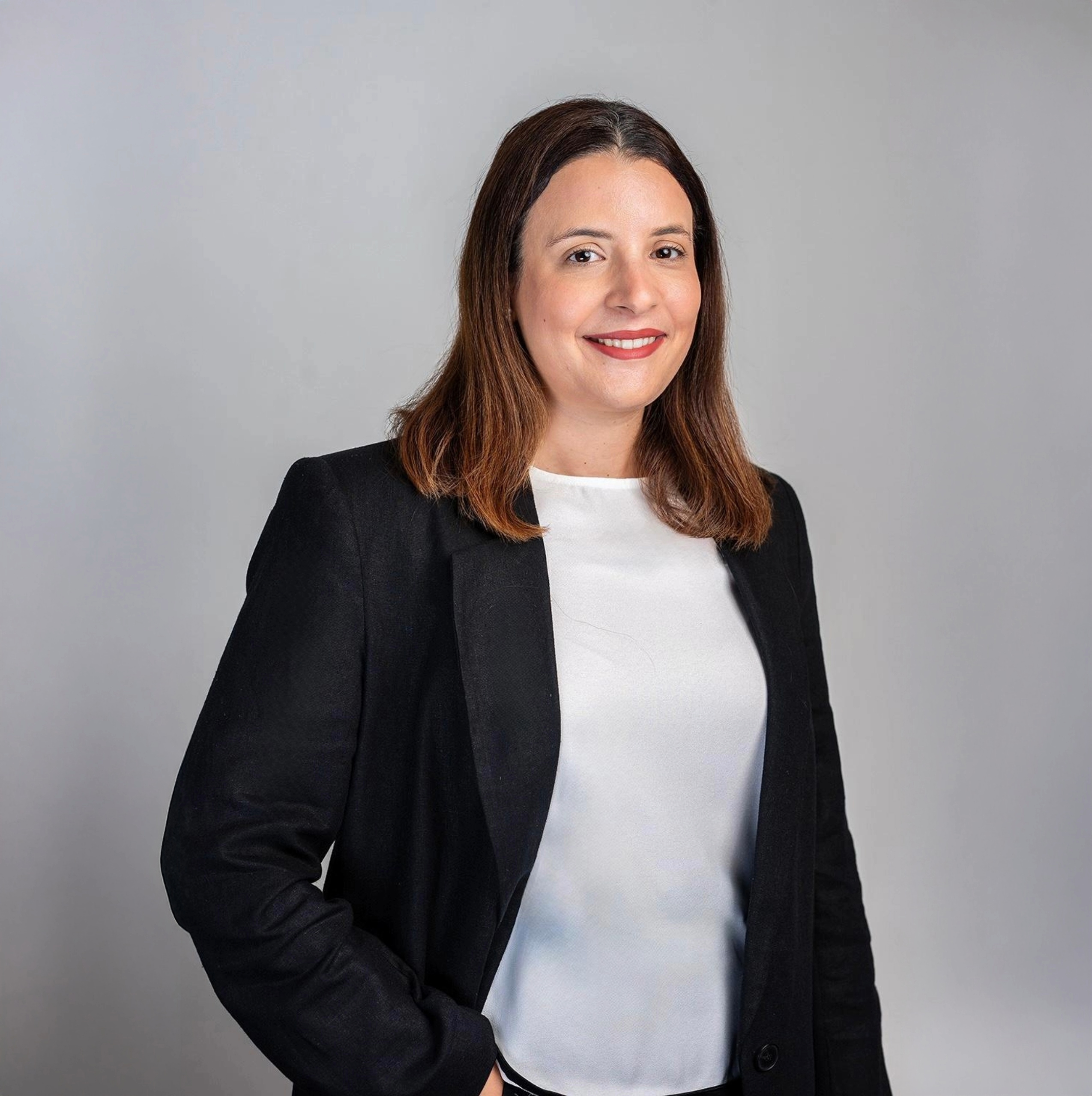 Khadija Mazouni, avocate en droit des contrats chez ARST Avocats